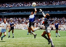 Những bàn thắng bằng tay vĩ đại nhất lịch sử bóng đá thế giới