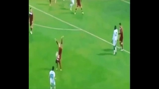 Pha chắn bóng theo kiểu trồng cây chuối bá đạo nhất thế giới