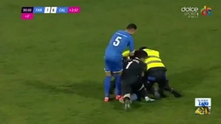 Thủ môn siêu cứng và fan cuồng đánh nhau túi bụi