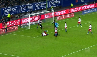 Hậu vệ 2 lần đá phản lưới nhà trong 1 trận