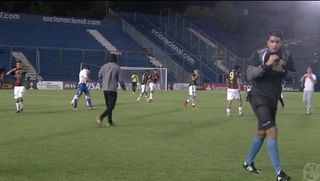 Cảnh tượng hiếm gặp: Cầu thủ, trọng tài thi nhau ... khóc trên sân