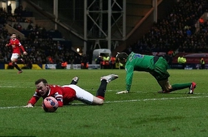 Gặp đội bóng tí hon, Rooney vẫn ăn vạ kiếm pen