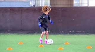 Lác mắt với sao trẻ... 8 tuổi của Chelsea