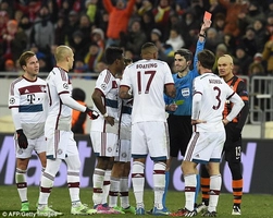 Tình huống nhận thẻ đỏ khó hiểu của Xabi Alonso