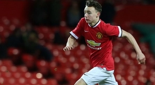 Sao trẻ M.U tái hiện siêu phẩm của Rooney