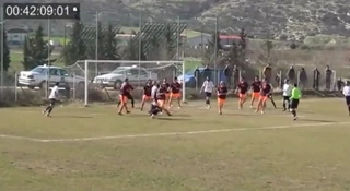 Siêu phẩm xe đạp chổng ngược của cầu thủ nghiệp dư