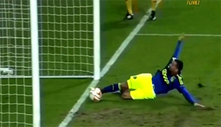 Pha cứu thua ngoạn mục của hậu vệ Hà Lan