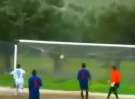 Pha bỏ lỡ khó tin bậc nhất trong lịch sử bóng đá thế giới