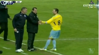 Scandal mới tại Premier League: HLV bóp cổ cầu thủ đối phương