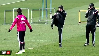 HLV Ancelotti đã rất vui tính khi bắt chước động tác của Ronaldo