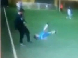 Clip sốc: HLV ngang nhiên đá bay ... học trò nhí trên sân