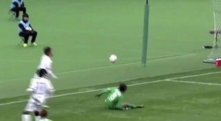 Pha xử lý bóng hài hước nhưng hiệu quả bất ngờ