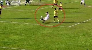 Quả penalty ngớ ngẩn và khó tin bậc nhất thế giới