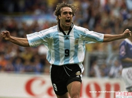 Những bàn thắng ấn tượng nhất của huyền thoại Gabriel Batistuta