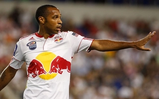 Cú sút phạt góc thần thánh của Thierry Henry