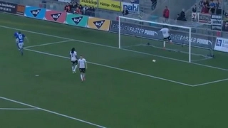 Clip bóng đá hài: Tự lao đầu vào xà ngang sau bàn thua