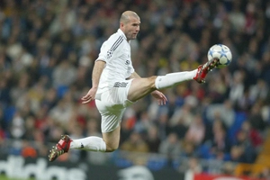 Những pha lừa bóng đầy ma thuật của Zinedine Zidane