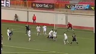 Cú sút bọ cạp lạ mắt tại Serbia