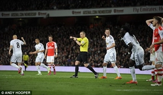 Video bàn thắng: Arsenal 0-1 Swansea (Vòng 36 Premier League 2014-2015)