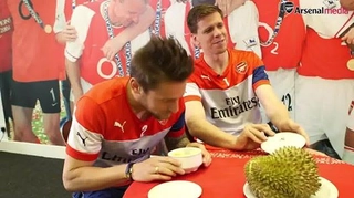 Cảm xúc của các cầu thủ Arsenal khi lần đầu ăn sầu riêng