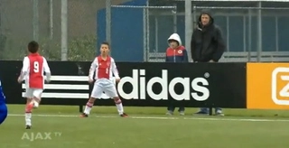 Sao nhí Ajax đua đòi bắt chước cách đàn anh Ronaldo ăn mừng bàn thắng