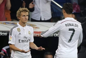 Thần đồng Real tái hiện pha chuyền bóng không cần nhìn của ngôi sao Ronaldo