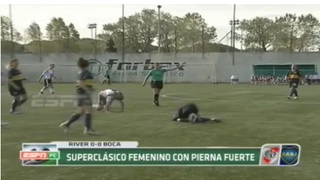 Một trận đấu bóng đá nữ đầy bạo lực