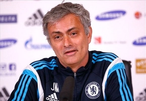 Hình ảnh dễ thương hiếm thấy của HLV Jose Mourinho