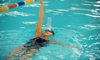 VIDEO: Ánh viên trổ tài bơi ngửa với chai nước trên đầu