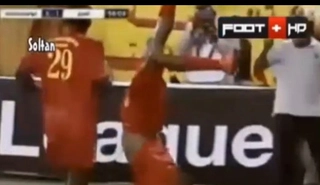 Màn ăn mừng bàn thắng siêu dị theo phong cách trồng cây chuối