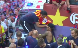 CỰC SỐC: Xavi đánh Neymar ngay trong lễ diễu hành của Barcelona