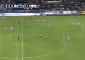 Pha đánh đầu ghi bàn từ khoảng cách không tưởng... 60m