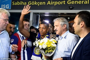 Hàng thải M.U lập siêu phẩm sút phạt ngay trận đầu khoác áo CLB mới