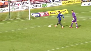 Hai bàn thắng đẹp mắt một cách kỳ lạ và đặc biệt tại Anh