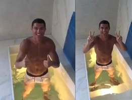Ngôi sao Ronaldo mặc quần chip nhảy vào bể nước đá