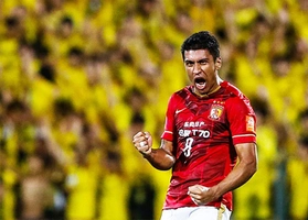 Hàng thải Premier League lập siêu phẩm sút phạt