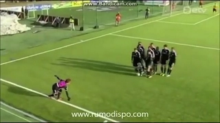 Màn ăn mừng bàn thắng theo kiểu ném bowling cực dị