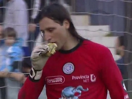 Bị CĐV đối thủ hạ nhục bằng cách ném bánh, thủ môn nhặt lên rồi... ăn luôn