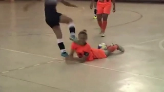 Sao nhí đội U12 Việt Nam lập siêu phẩm vào lưới U12 Barca