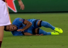 Sao trẻ Barca đi viện sau pha xoạc bóng lạnh sống lưng của đối thủ