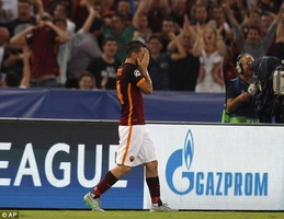 Siêu phẩm bàn thắng đẹp đến ngỡ ngàng ở trận Roma 1-1 Barca