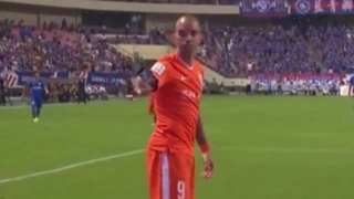 Fan bá đạo tại Trung Quốc: Tấn công cầu thủ bằng... Iphone