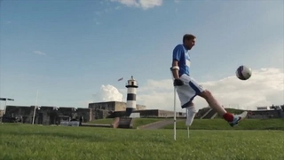 Mất một chân nhưng vẫn xử lý bóng cực đỉnh