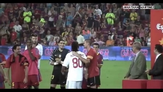 Những hình ảnh cảm động trên sân cỏ mà các CĐV không thể cầm lòng