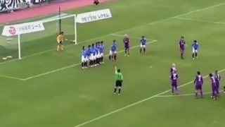 Màn phối hợp sút phạt thành bàn rắc rối nhất thế giới