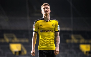 Marco Reus trổ tài bịt mắt sút phạt trúng xà ngang