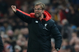 HLV Klopp ăn mừng phát cuồng giữa đêm mưa Anfield