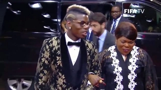 Mẹ con tiền vệ Pogba ăn mặc siêu thảm họa ở Lễ trao giải QBV FIFA 2015