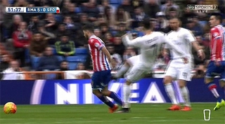 Bỏ bóng đạp người, Ronaldo quá may mắn thoát thẻ đỏ