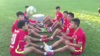Dàn cầu thủ HAGL bày trò đánh đầu chuyền bóng vào rổ